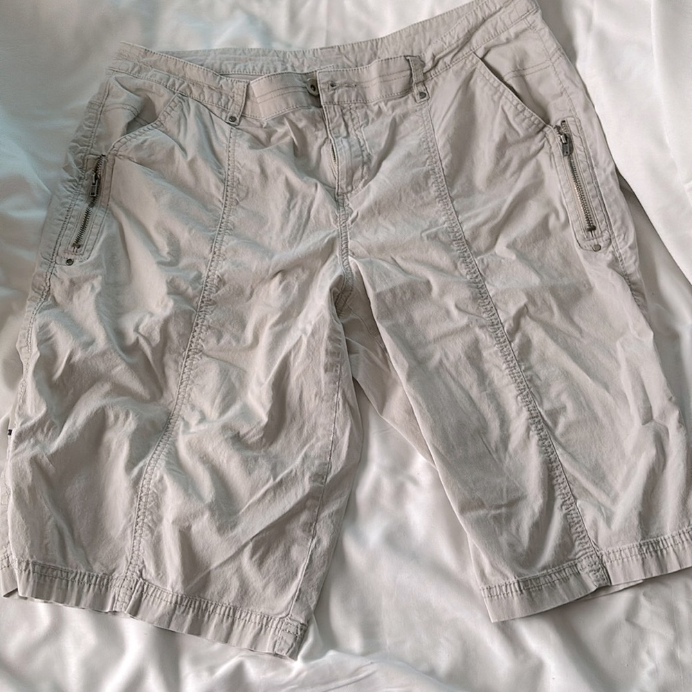 Fresh capri pants woman , no stains , no tears , light and comfortable.